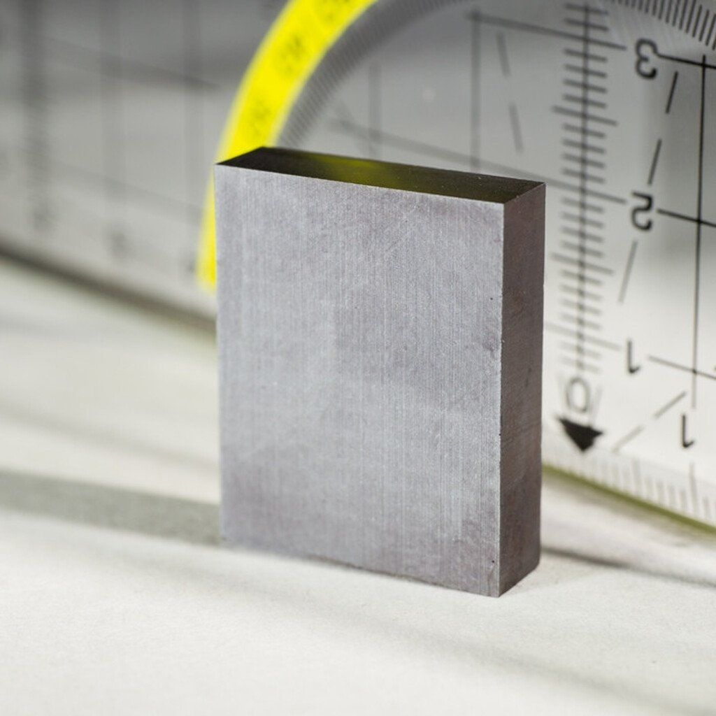 Ferrite magnet prism 25x20x6 mm for home and school use