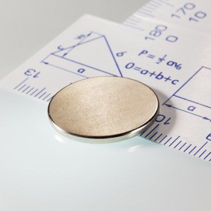 Flat nickel-plated neodymium magnet 20 mm in diameter and 1.5 mm high