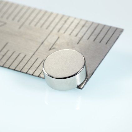 Diametrically magnetised neodymium cylinder 6 mm in diameter and 2.5 mm high