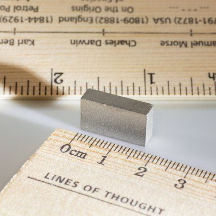 Samarium block magnet 18 × 10 × 5 mm with temperature resistance up to 300 °C