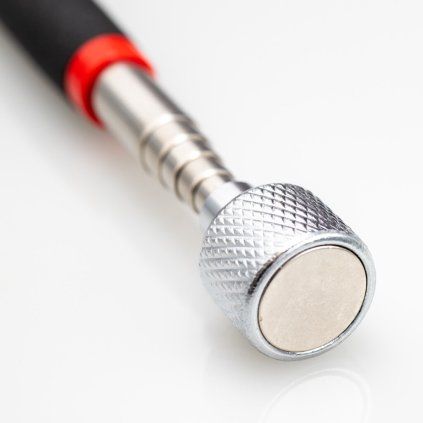 Telescopic neodymium pick-up magnet with a foam handle and 77 cm reach