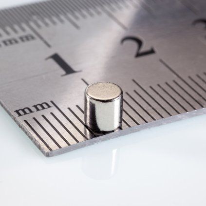 Heat-resistant neodymium cylinder magnet 4 mm in diameter and height